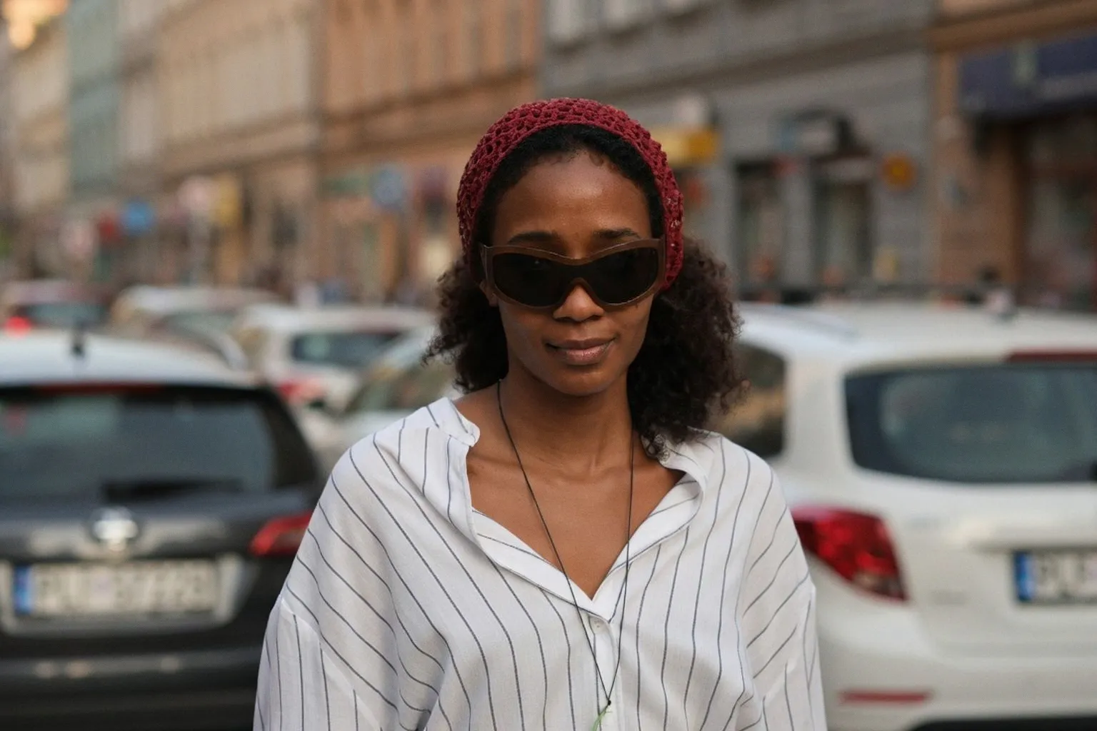 Letni street style: jak przełamać minimalizm własnym charakterem
